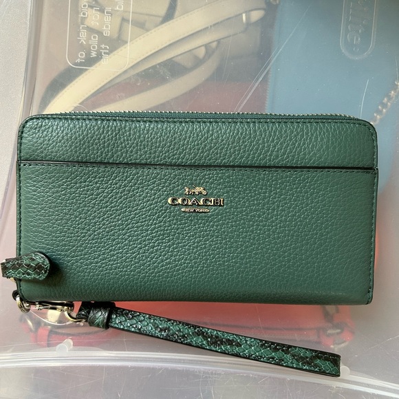 NWOT Coach Accordion Zip Wallet Wristlet Pebbled Leather in Dark Pine Green - Picture 6 of 6